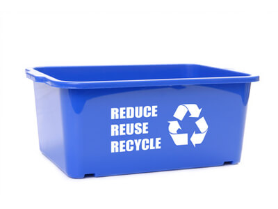 Dieser blaue Container aus Plastik ist für recyclebaren Abfall gedacht.