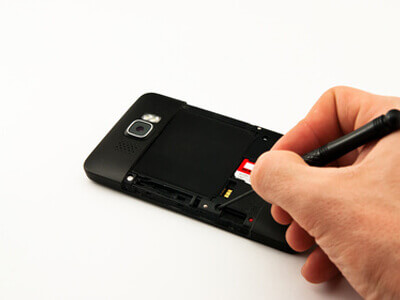 Ein Iphone wird einer Handyreparatur unterzogen.