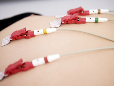 In einer Physiotherapie kommen moderne elektronische Hilfsmittel zum Einsatz.