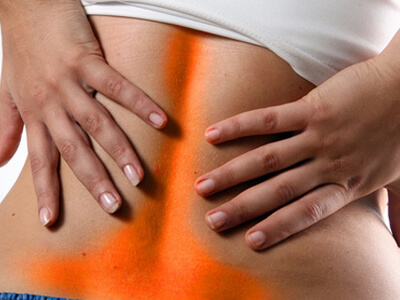 Starke Rückenschmerzen sind ein Grund, um eine Physiotherapie aufzusuchen.
