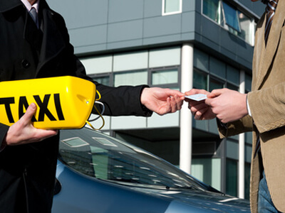 Ein Taxischild soll auf einem Taxi angebracht werden.