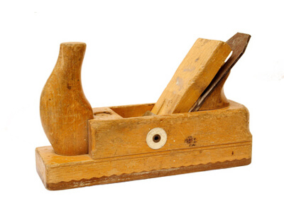 Der Schreiner verwendet so einen Holzhobel für grobe und feine Arbeiten.