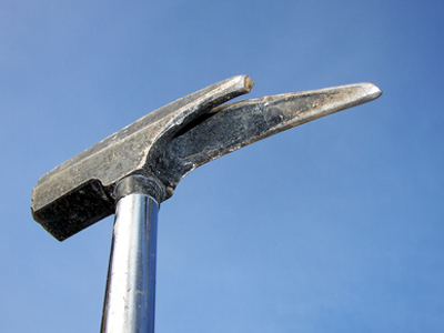 Der Hammer ist das wichtigste Werkzeug vom Zimmermann.